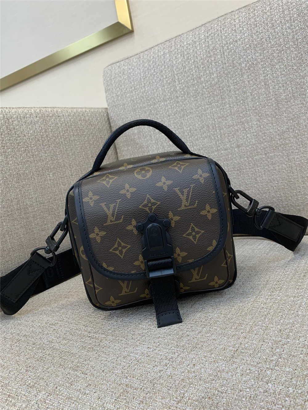 Louis Vuitton QUEST M46973  size：18x18x10cm 2025 new 